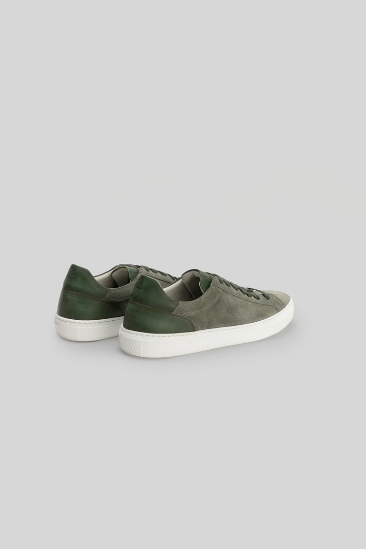 Espadrille Huberto en suede verte avec semelle blanche, confectionnée en Italie, vue arrière latérale sur fond gris clair.
