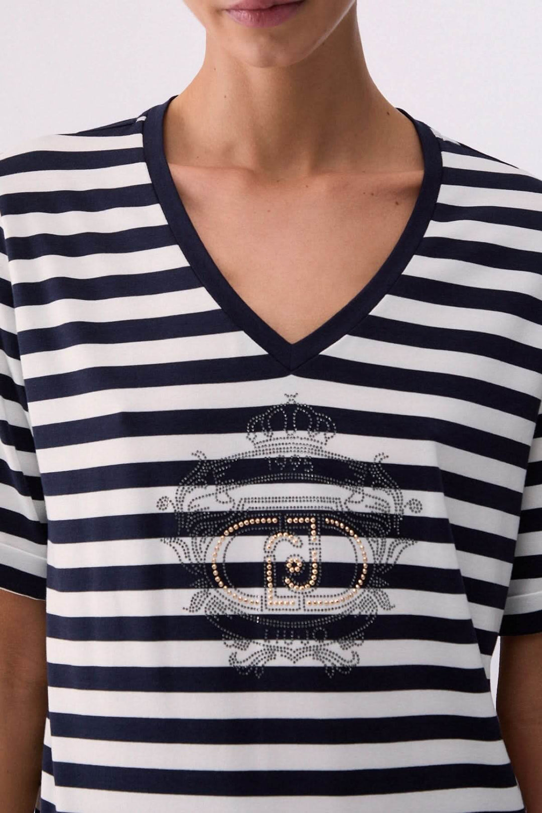 T-shirt rayé col en V avec motif décoratif