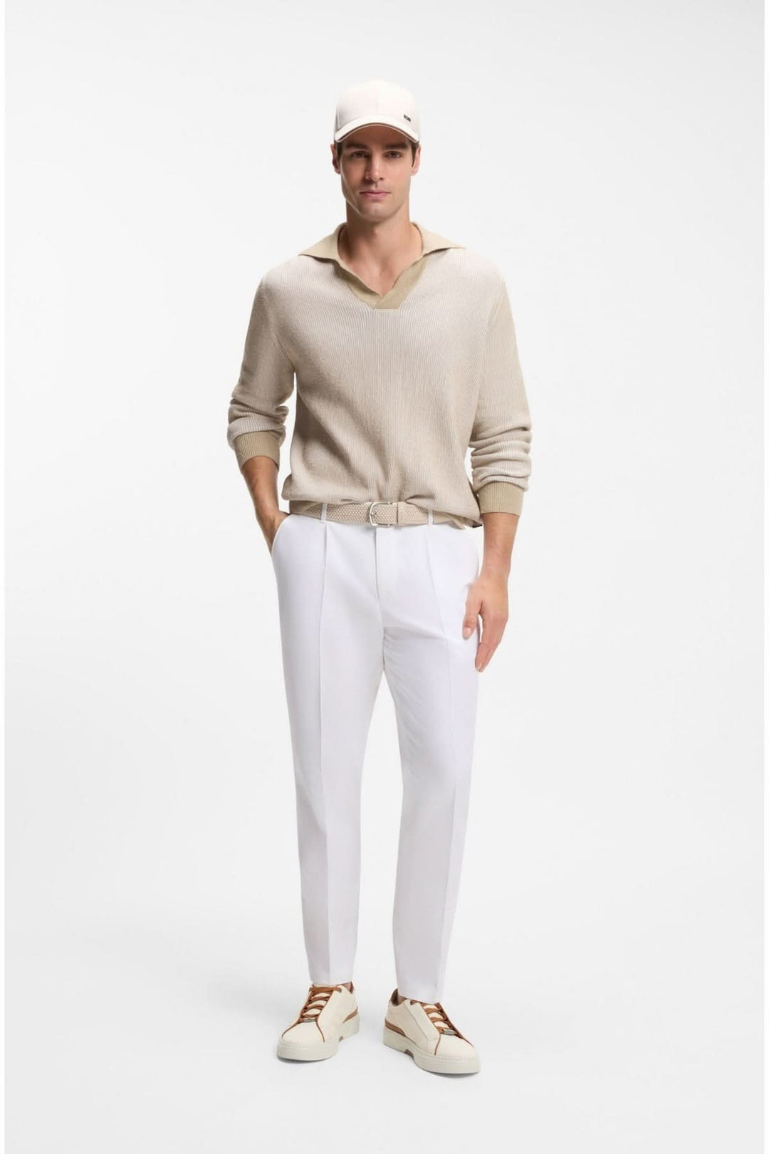 Homme portant la Chaussure de ville Ecru avec tenue décontractée élégant.