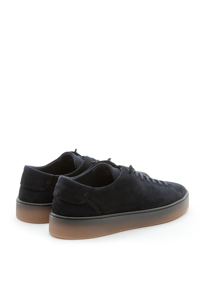 Sneaker homme cuir veau finition travaillée, fabrication italienne, semelle haut de gamme, vue arrière de la chaussure.