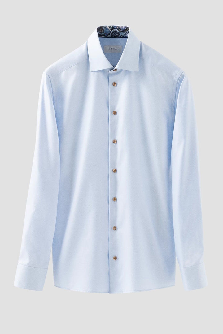 Chemise bleue texturée avec boutons contrastants