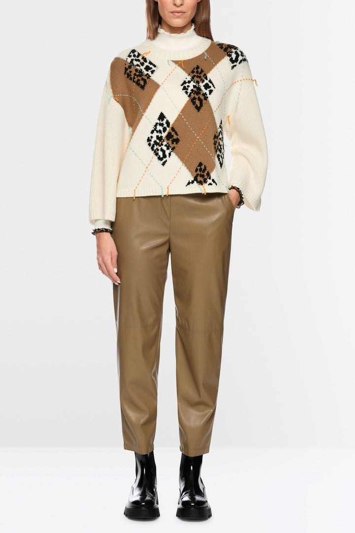 Chandail à motif losanges et accents léopard, col rond ample, style moderne et confortable, mode femme, saison froide.