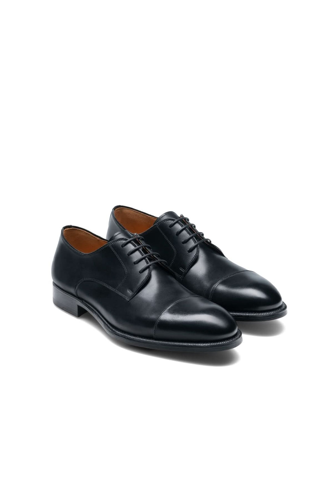 Derby Harlan en cuir noir avec bout cap toe et semelle en caoutchouc flexible, pour un style élégant et confort supérieur au quotidien.