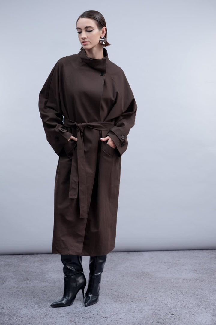 Vue de face manteau ceinturé Haako femme beige avec col large - Valérie Simon