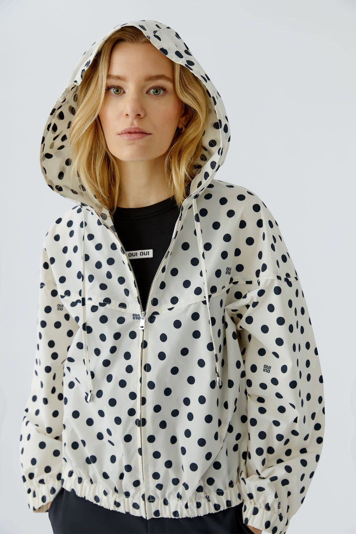 Vue de face manteau à pois blanc et noir porté avec capuche Oui pour femme - Valérie Simon