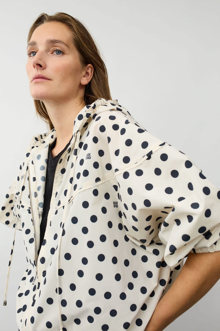 Vue de face manteau à pois noirs Oui pour femme avec capuche et fermeture éclair - Valérie Simon