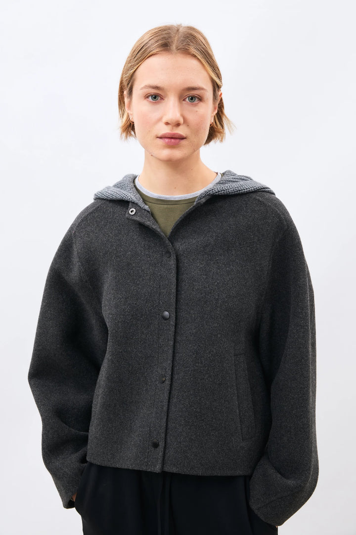 Manteau court Morina à capuchon en maille contrastante vue de face pour femme Humility