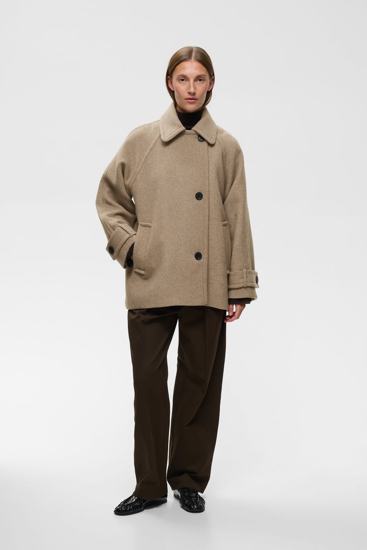 Thora Minona short coat with a relaxed fit and classic collar, front view, for women Inwear