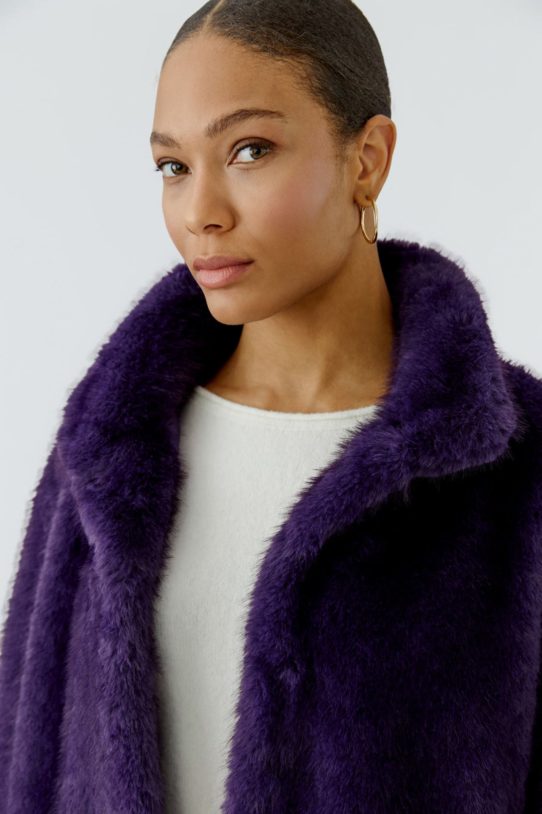 Vue de face manteau effet fourrure Oui pour femme beige porté - Valérie Simon