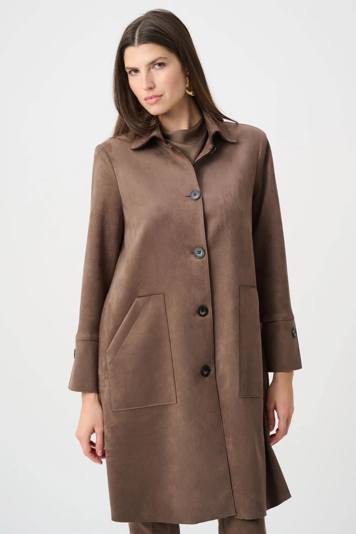 Vue de côté manteau suède Joseph Ribkoff beige détails boutons Valérie Simon