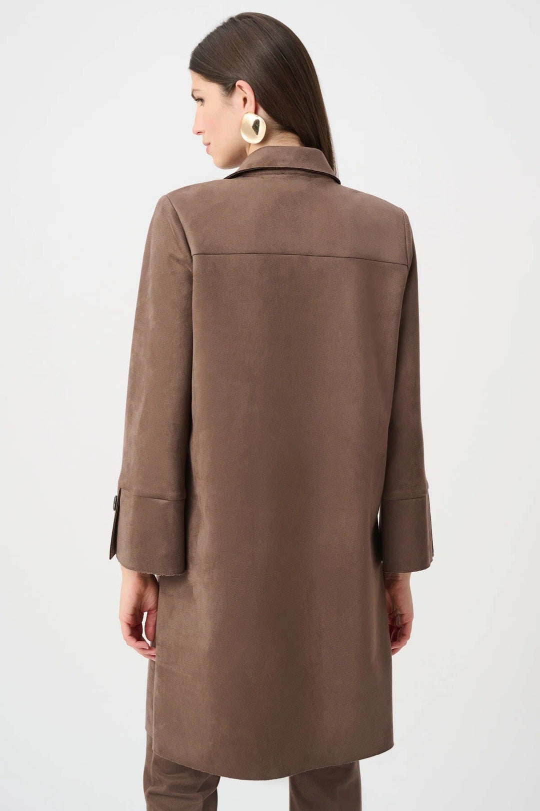 Vue de face manteau effet suède camel Joseph Ribkoff pour femme, col droit, avec Valérie Simon