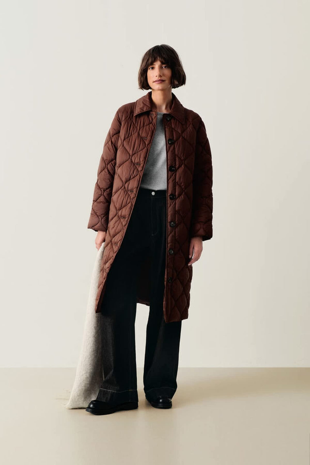Vue latérale manteau matelassé Carine Part Two beige avec poches inclinées pour femme - Valérie Simon