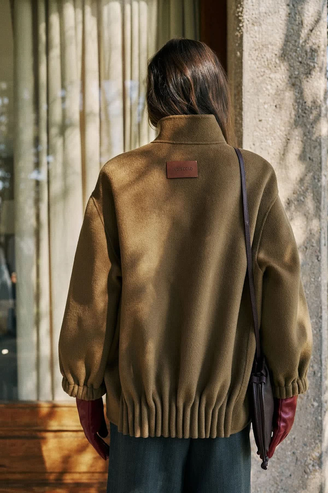 Manteau mi-long à col montant et manches bouffantes vue de face pour femme Indi &amp; cold