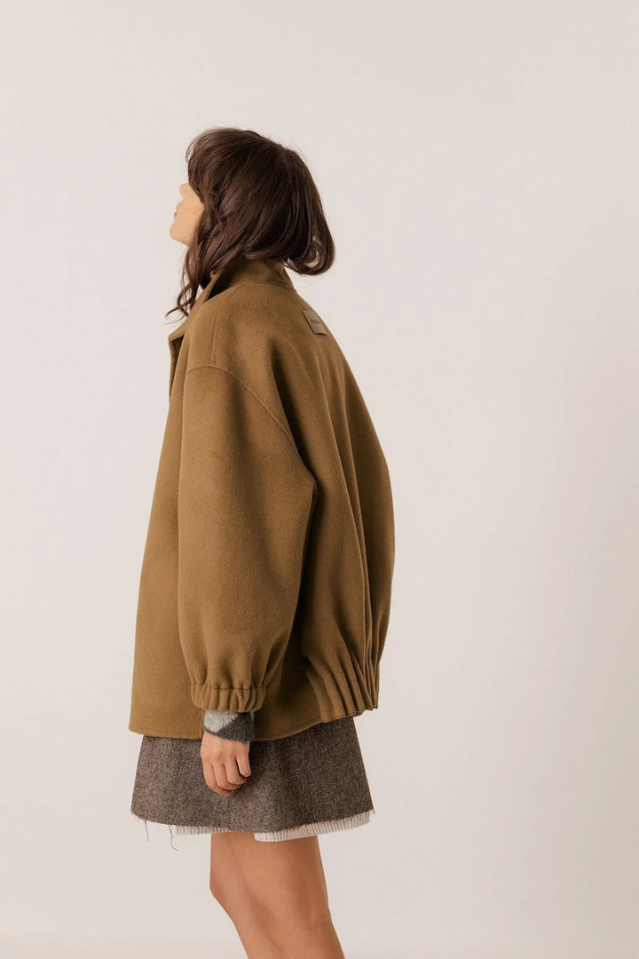 Manteau mi-long à col montant et manches bouffantes vue de face pour femme Indi &amp; cold