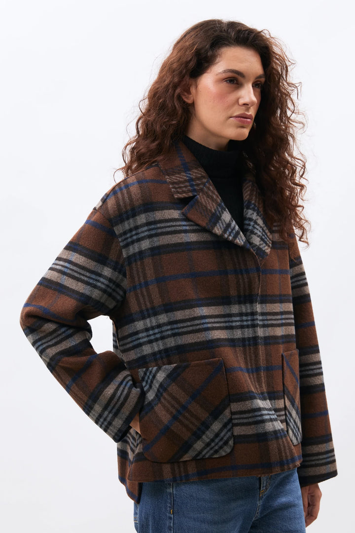 Manteau Murano court à carreaux coupe ample vue de face pour femme Humility
