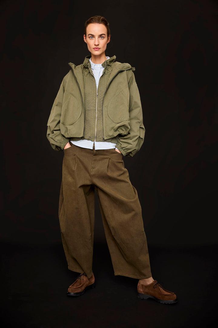 Vue de face manteau Paddy court à capuchon JC SOPHIE vert olive avec ceinture, détails des poches - Valérie Simon