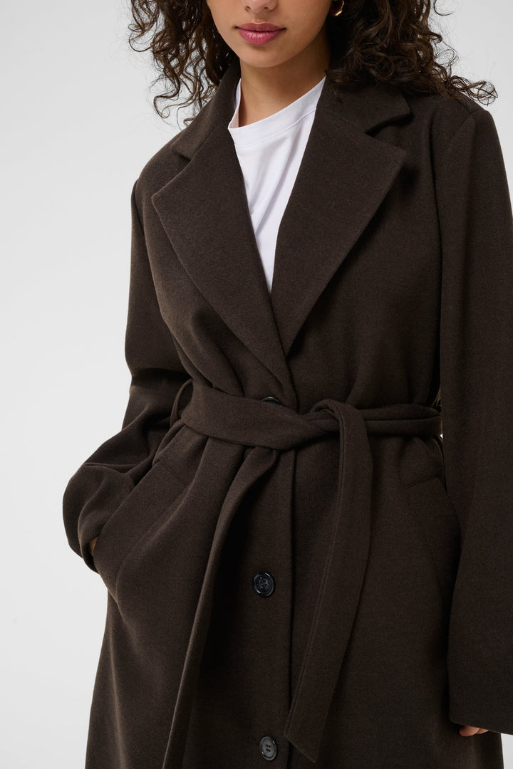 Vue de face manteau Saturne Kaffe ceinturé double boutonnage femme noir - Valérie Simon