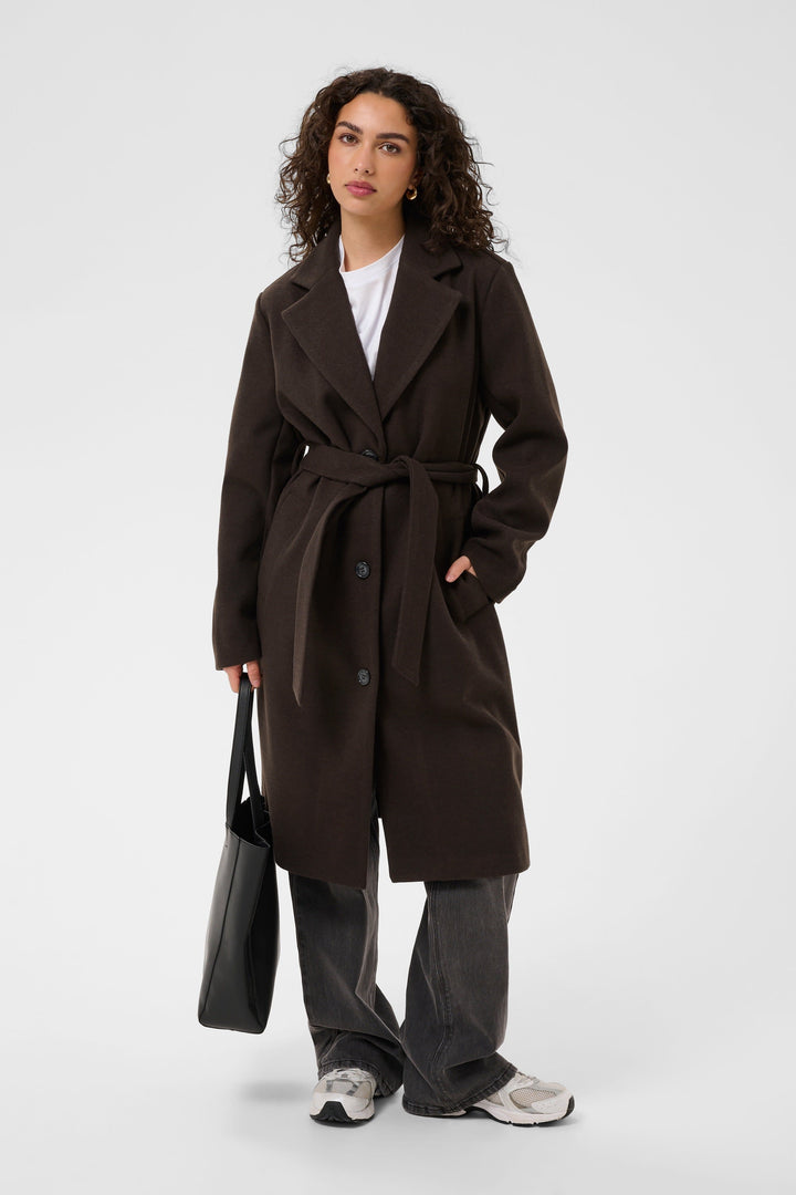 Vue de face manteau long double boutonnage beige ceinturé pour femme Kaffe - Valérie Simon