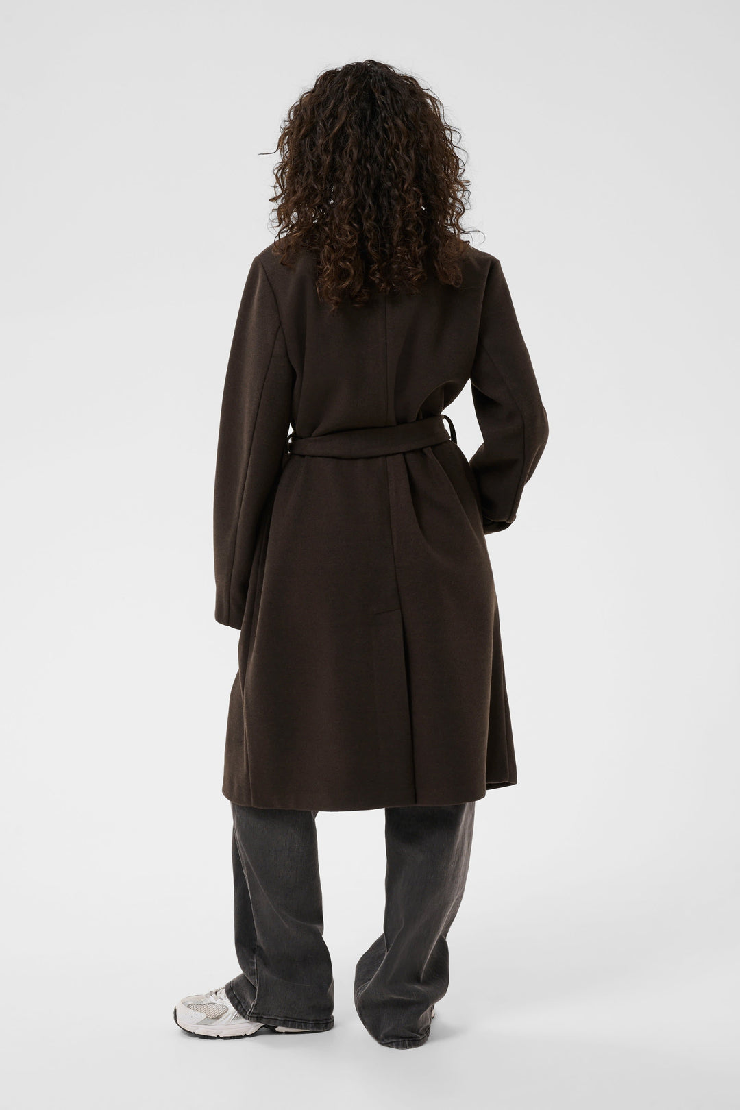 Vue de face manteau Saturne long ceinturé double boutonnage beige Kaffe pour femme - Valérie Simon