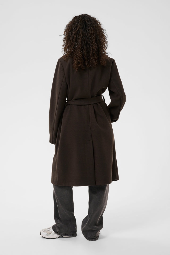 Vue de face manteau Saturne long ceinturé double boutonnage beige Kaffe pour femme - Valérie Simon