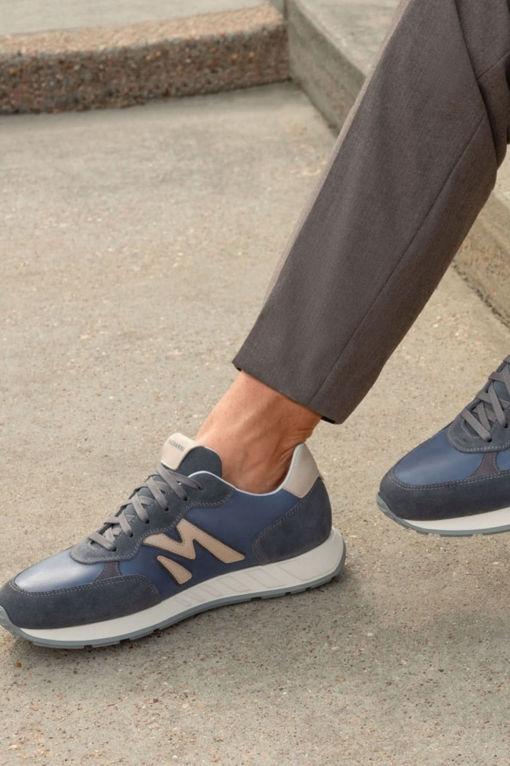 Espadrille Yoki en cuir et suede avec détails signature en cuir 'M', design rétro moderne, confectionnée en Italie, chaussure flexible.