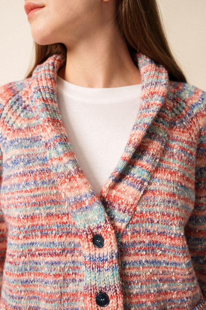 Femme portant un cardigan ZURICH multicolore avec col châle sur t-shirt blanc, créant un look chaleureux et décontracté.