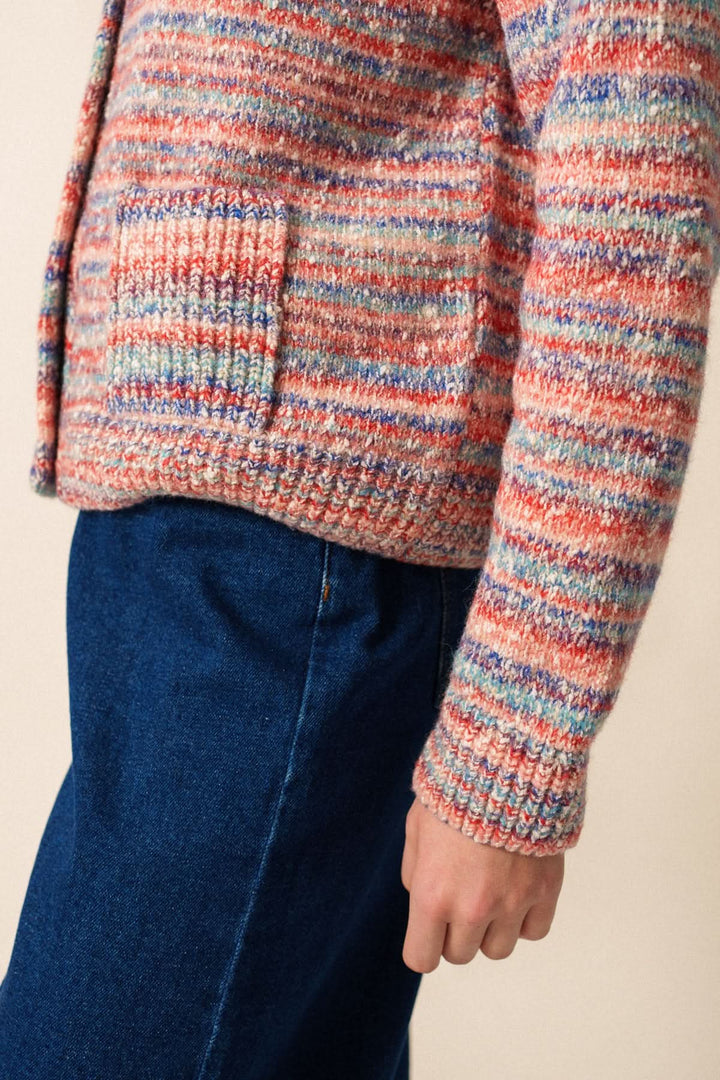 Cardigan ZURICH en maille multicolore avec col châle, porté sur jeans pour un style cosy. Décris moi le produit en français.
