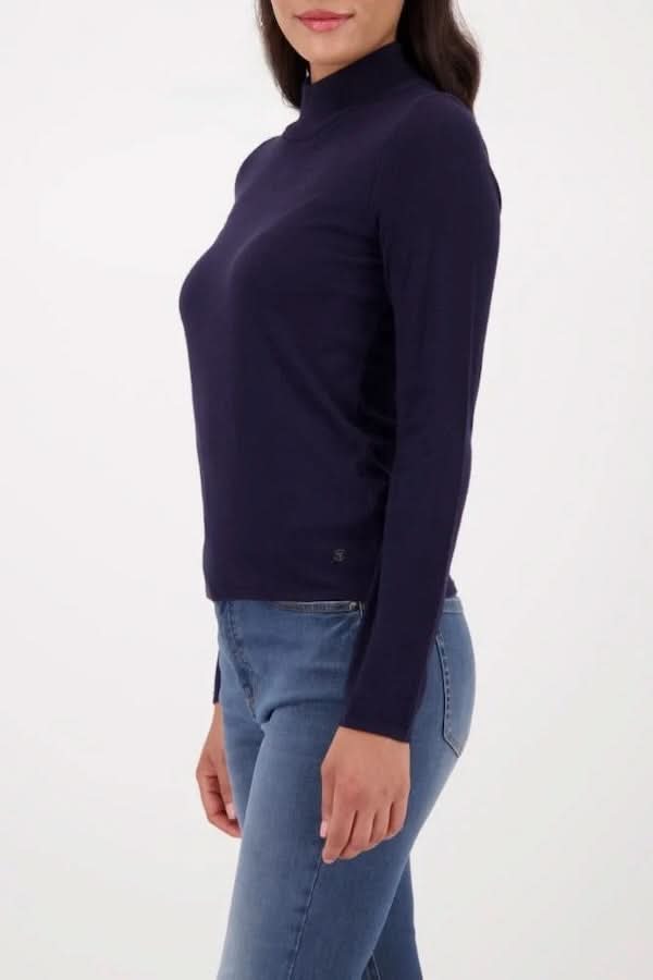 Femme portant un chandail à col montant ajusté en tricot doux avec manches longues, idéal pour un look élégant et confortable.