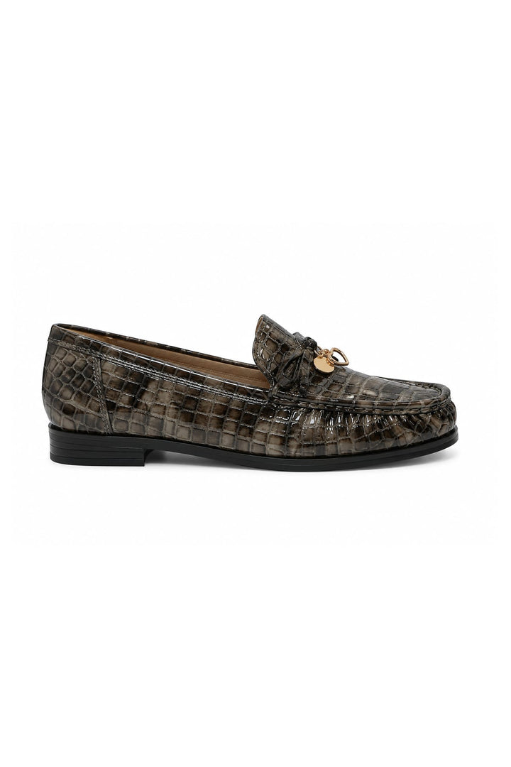 Mocassins effet croco à breloques vue de face pour femme Gabor