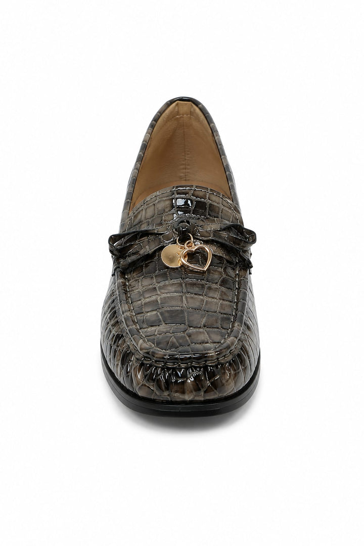 Mocassins effet croco noirs à breloques vue de face pour femme Gabor