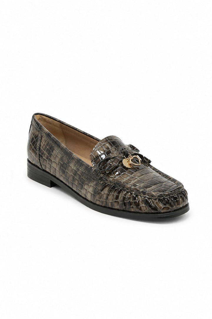 Mocassins effet croco noirs à breloques vue de face pour femme Gabor