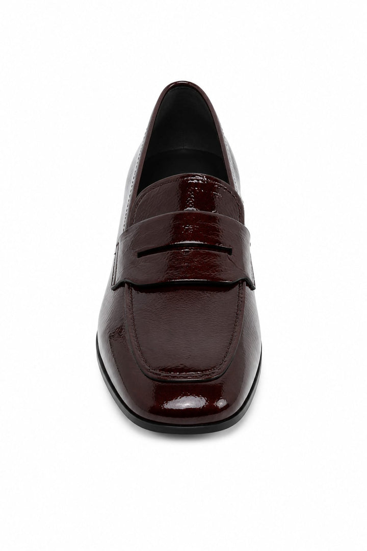 Mocassins vernis noirs à petit talon vue de face pour femme Gabor