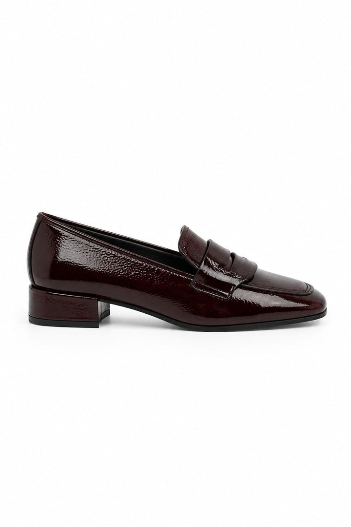 Mocassins vernis à petit talon vue de face pour femme Gabor