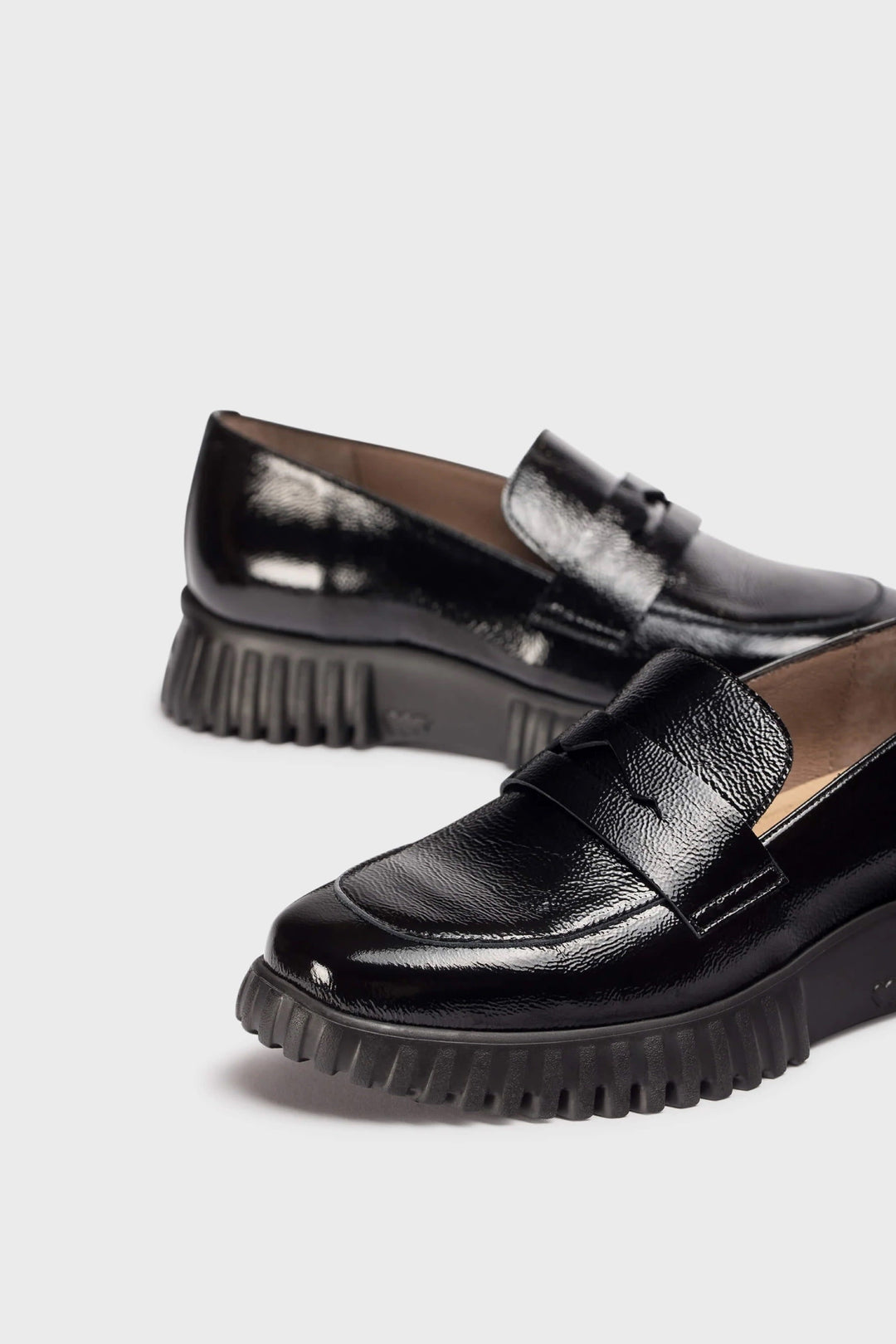 Mocassins vernis à semelle crantée noirs vue de face pour femme Wonder