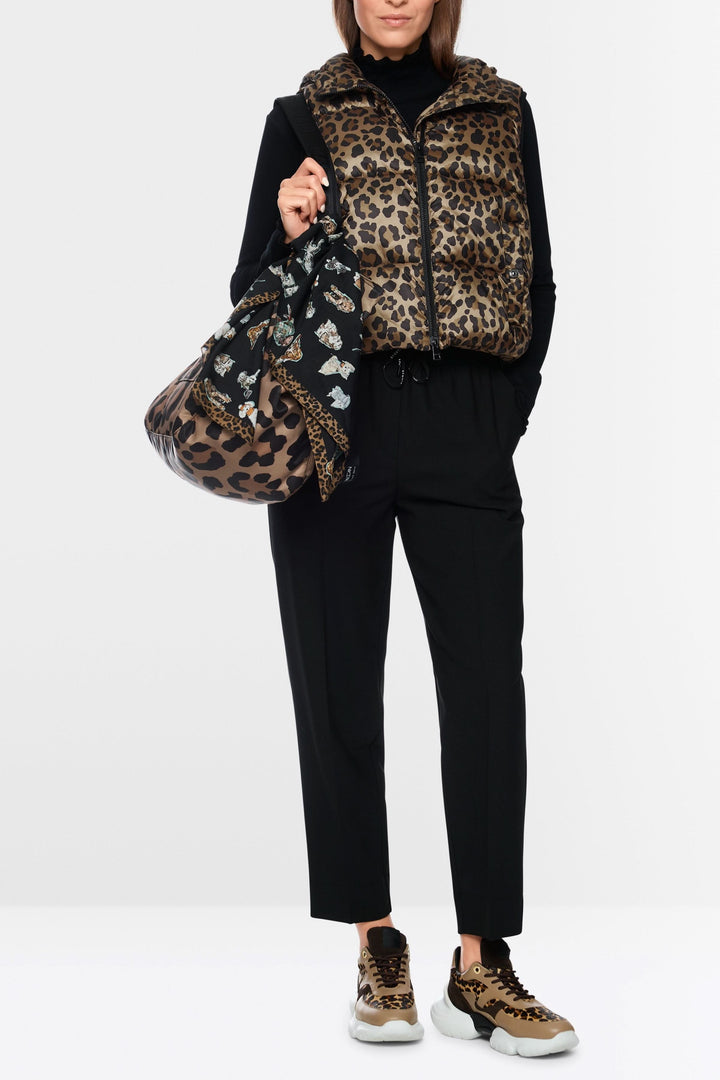 Veste matelassée à imprimé léopard et capuchon sur mannequin, chandail sans manches en polyester, tenue élégante et confortable.