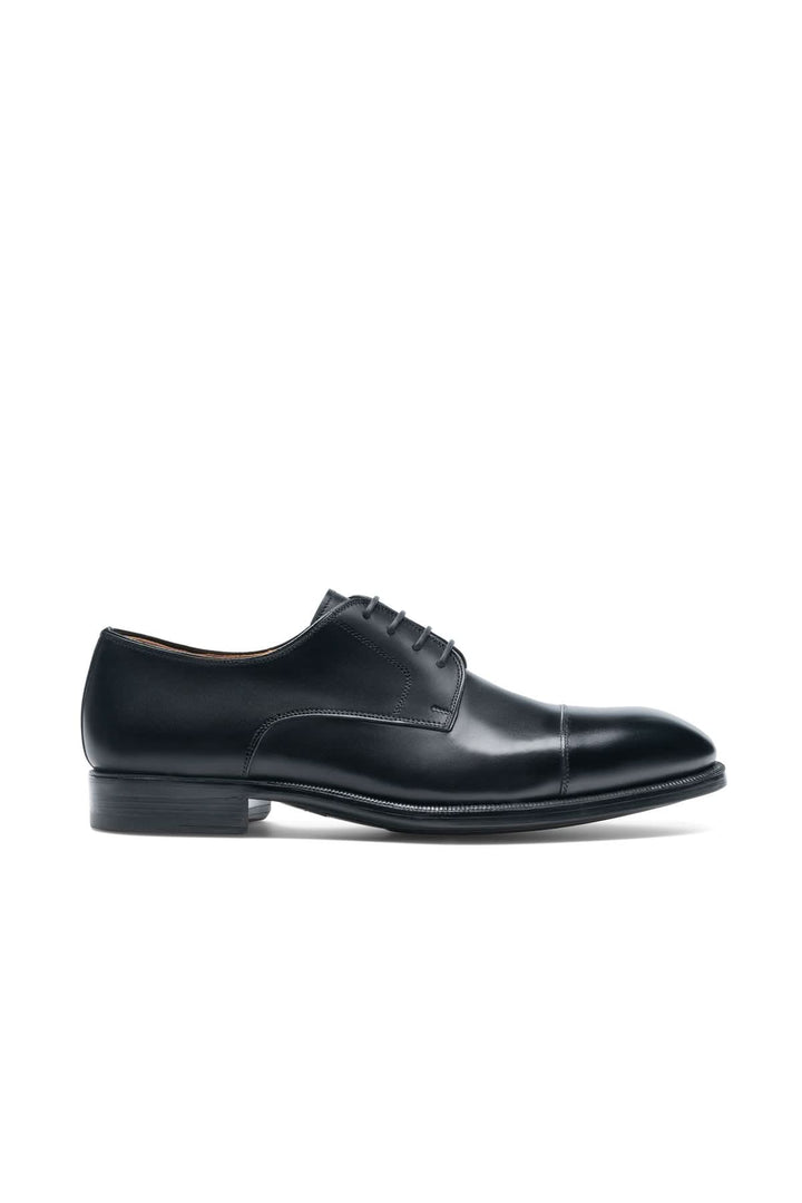 Derby Harlan en cuir noir avec bout cap toe et semelle en caoutchouc flexible, silhouette élégante pour style smart-casual.
