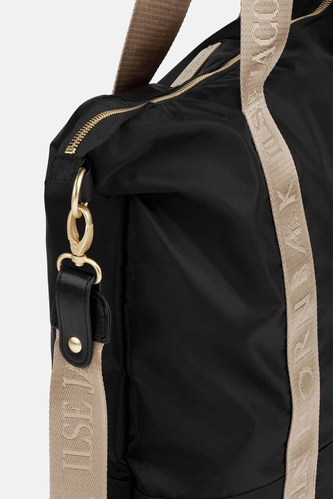 Sac Cabas à main en nylon avec bandoulière ajustable, noir, sangle logotée, fermeture éclair YKK, détail doré et tissu robuste.