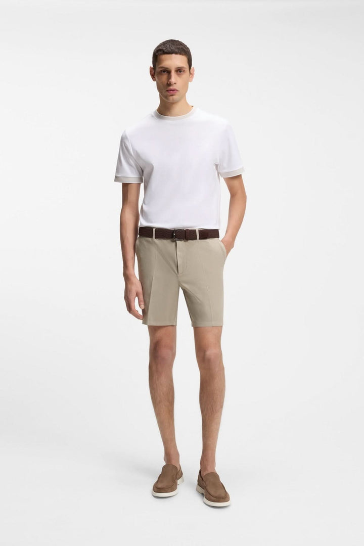 Homme portant un short structuré à coupe droite avec un t-shirt blanc, idéal pour un style estival moderne et confortable.