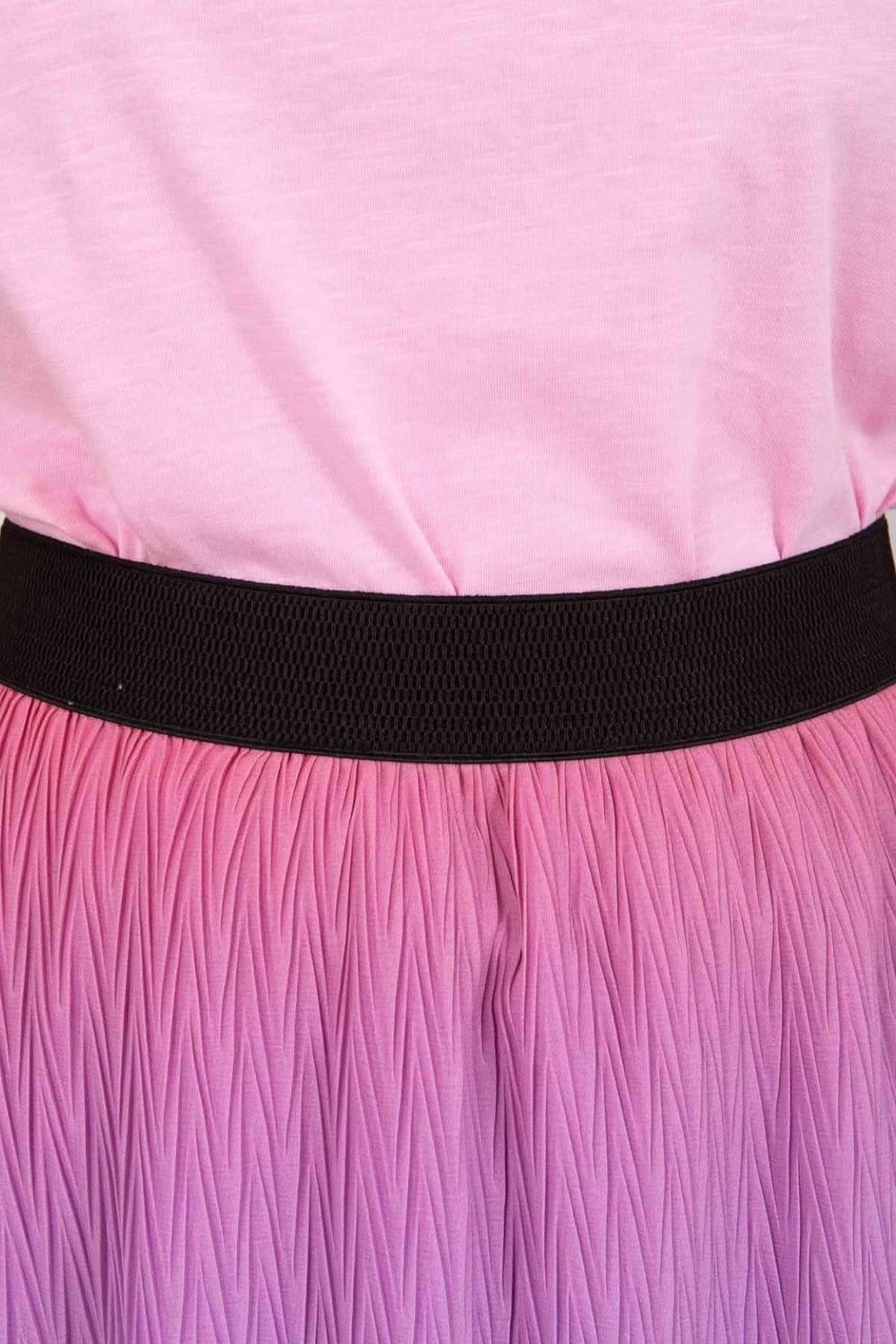 Jupe plissée dégradé avec bande élastique noire et texture en triangles, couleur rose dégradée.