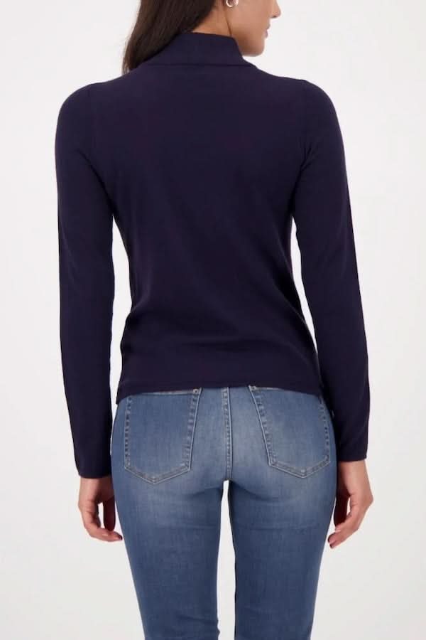 Vue arrière d'un chandail à col montant ajusté en tricot doux et extensible, porté avec un jean pour un look élégant et minimaliste.