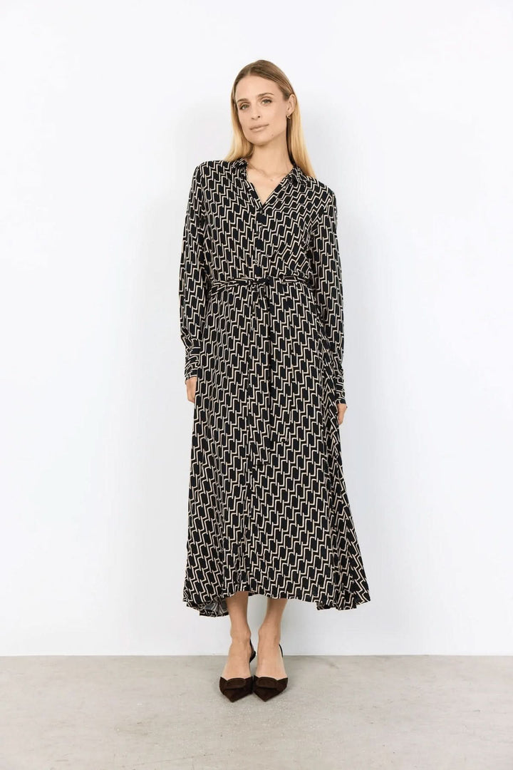 Robe chemisier fluide avec imprimé graphique rétro, coupe midi, ceinture à nouer et élégance intemporelle.