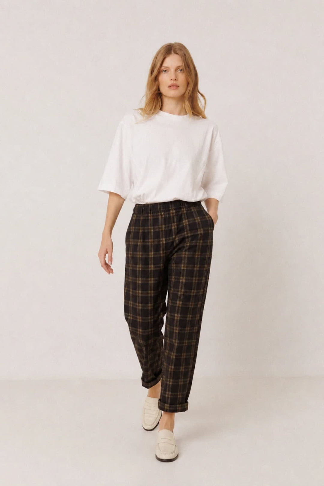 Pantalon à carreaux coupe décontractée vue de face pour femme Indi &amp; cold