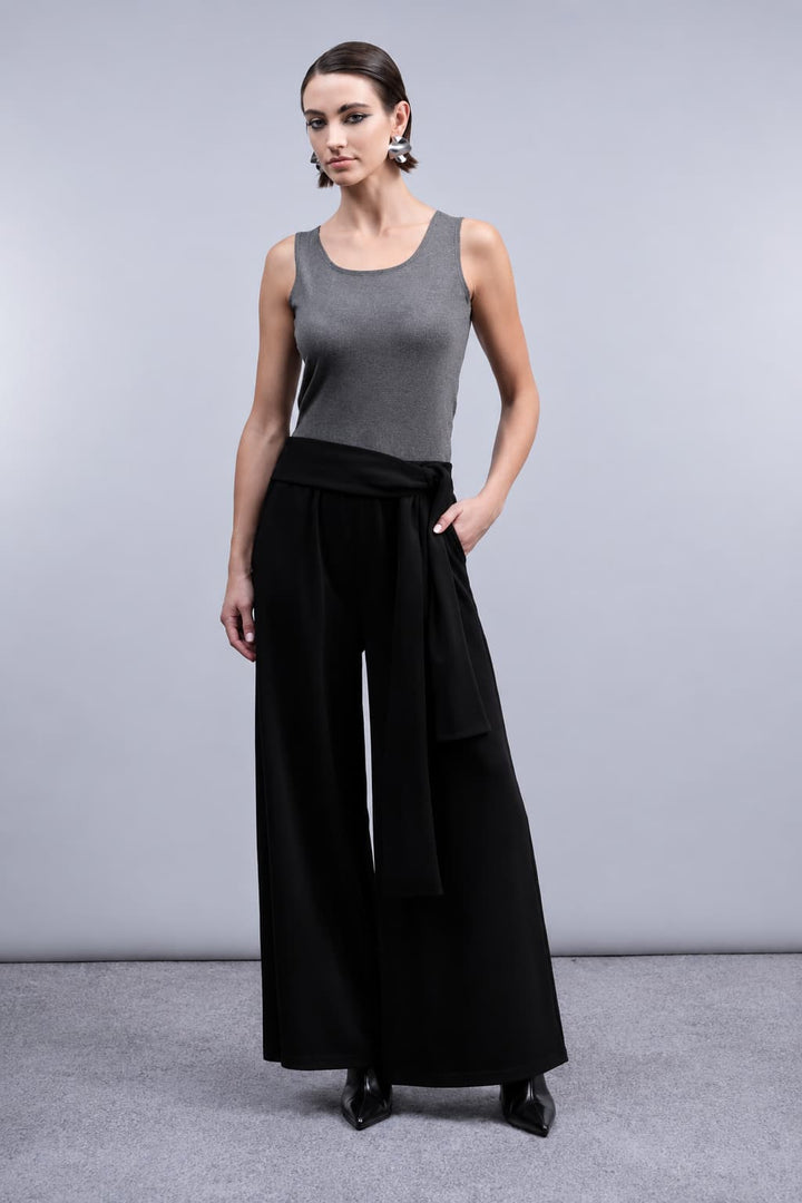 Vue de côté pantalon large Haako pour femme noir avec pinces à la taille - Valérie Simon