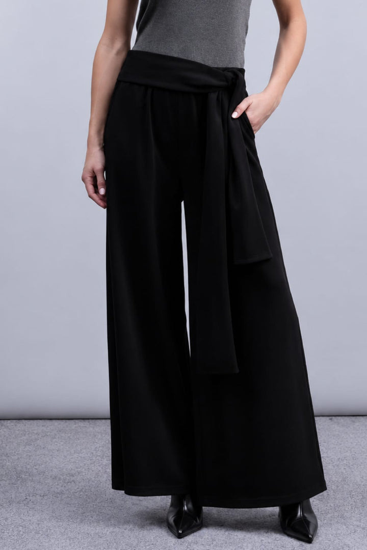 Vue de face pantalon large Haako femme noir avec ceinture nouée - Valérie Simon