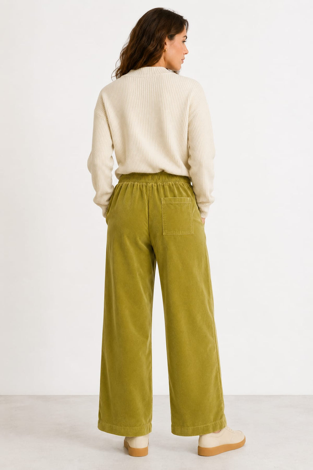 Vue latérale pantalon en velours large JC SOPHIE vert olive avec ourlet évasé - Valérie Simon