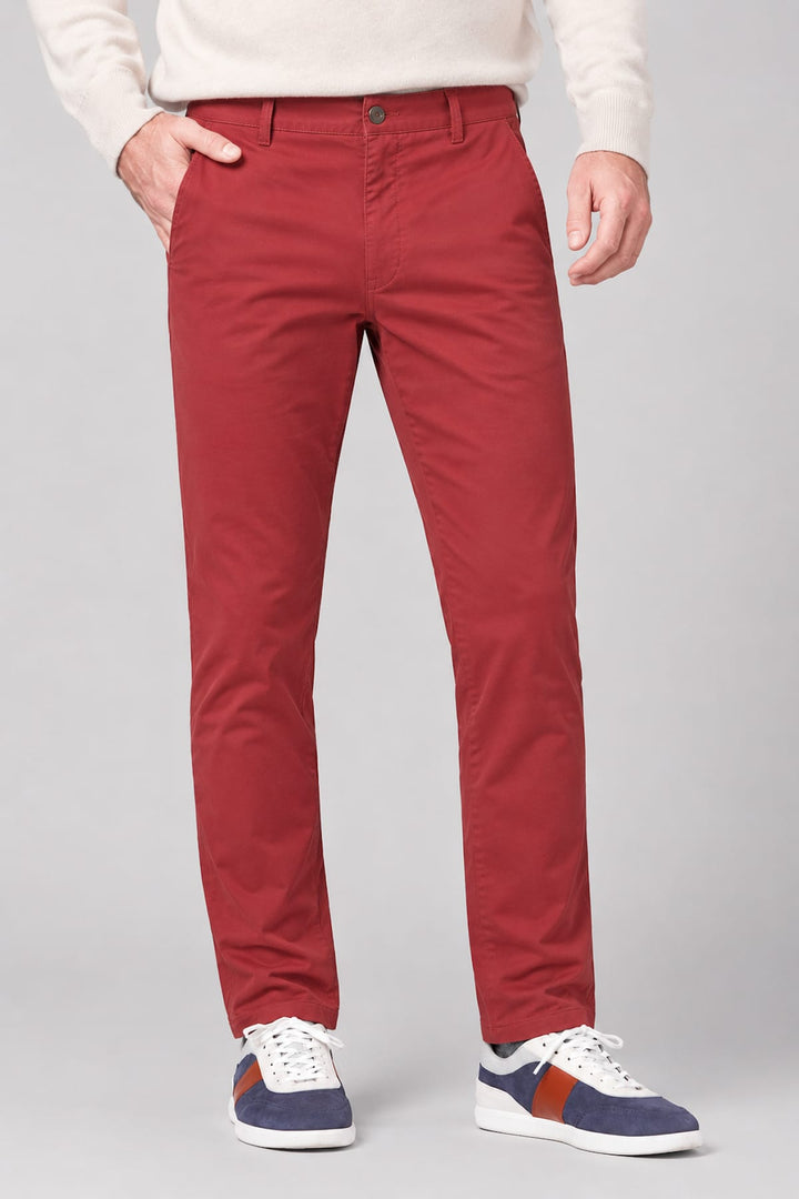 Side view of the modern black Meyer chino for men, showing the belt detail - Valérie Simon