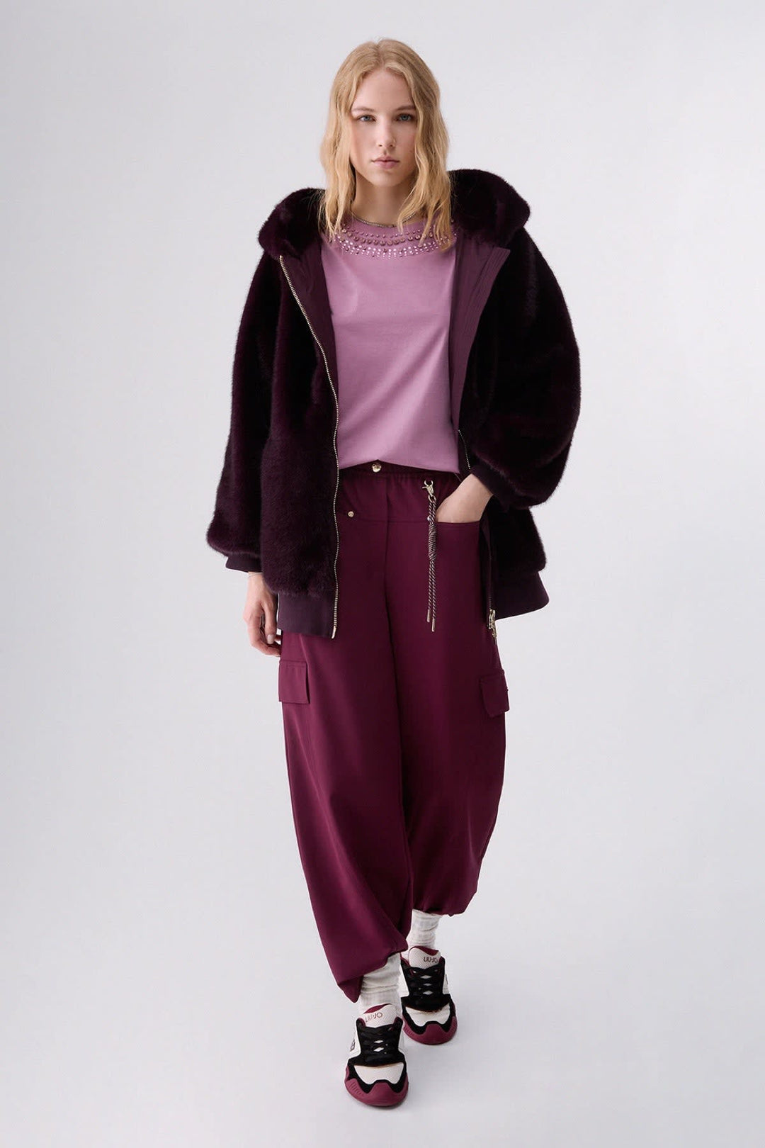 Pantalon cargo à jambe large vue de face pour femme liujo