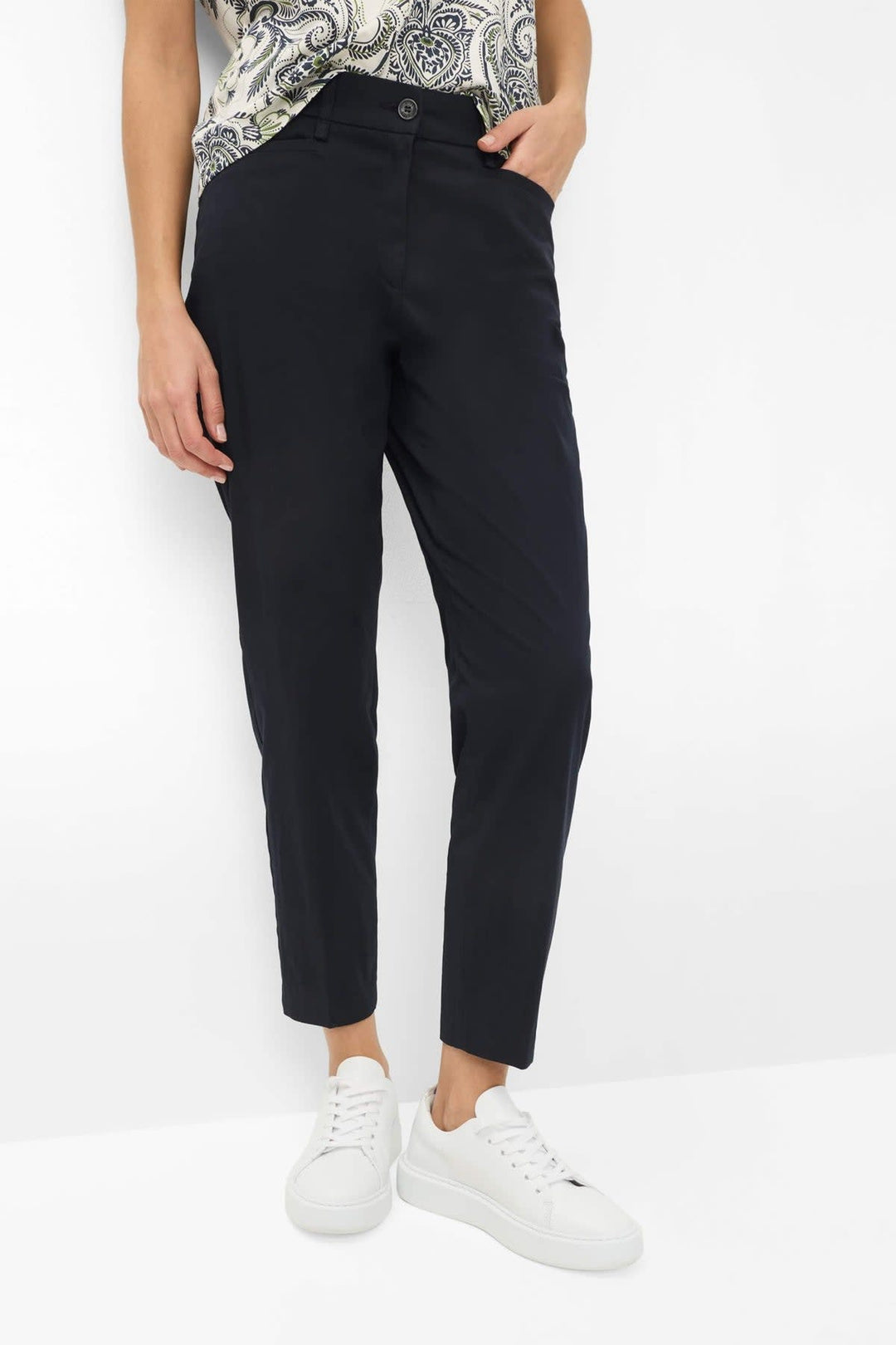 Vue de côté pantalon chino Brax pour femme beige avec poches italiennes - Valérie Simon