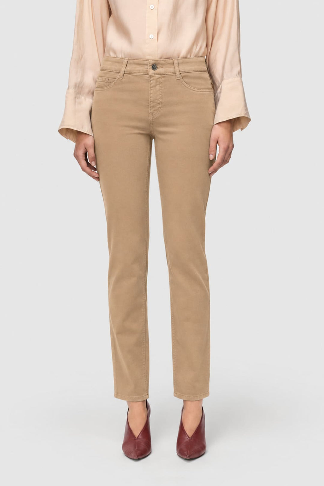 Pantalon chino à jambe droite vue de face pour femme Mac Jeans