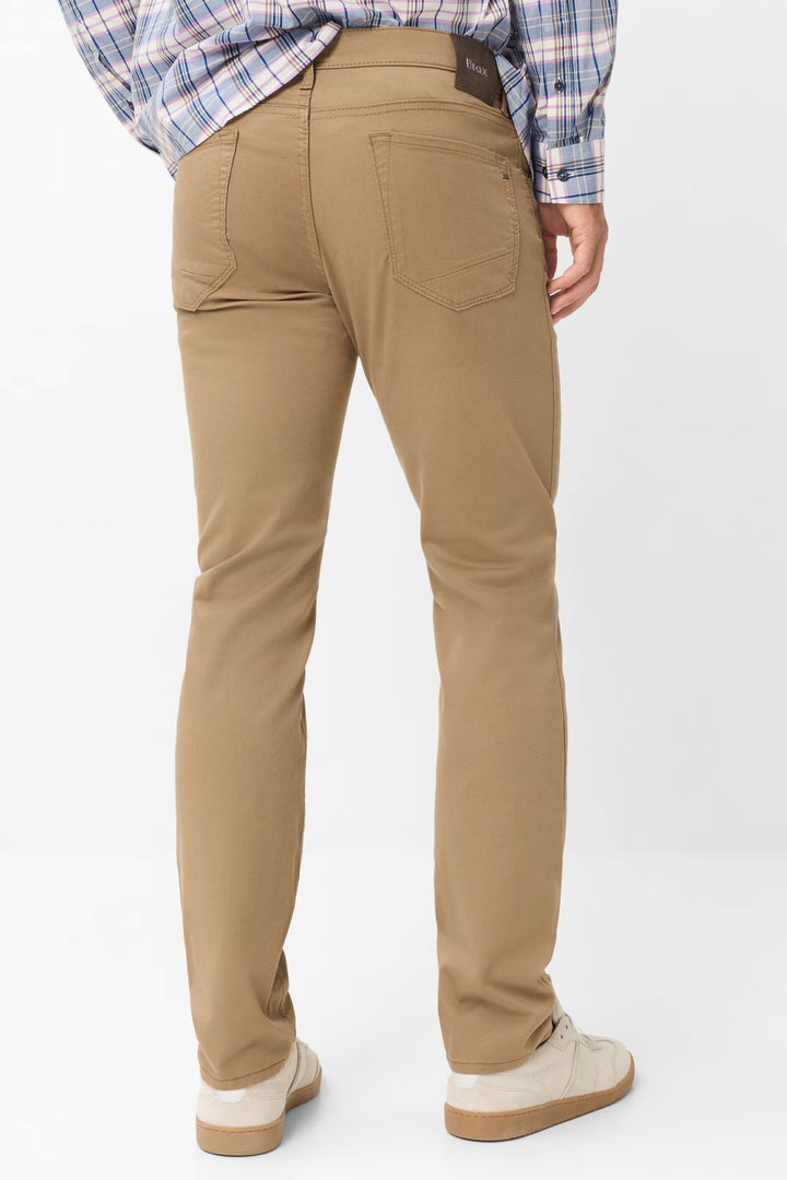 Pantalon chino ajusté vue de face pour homme Brax